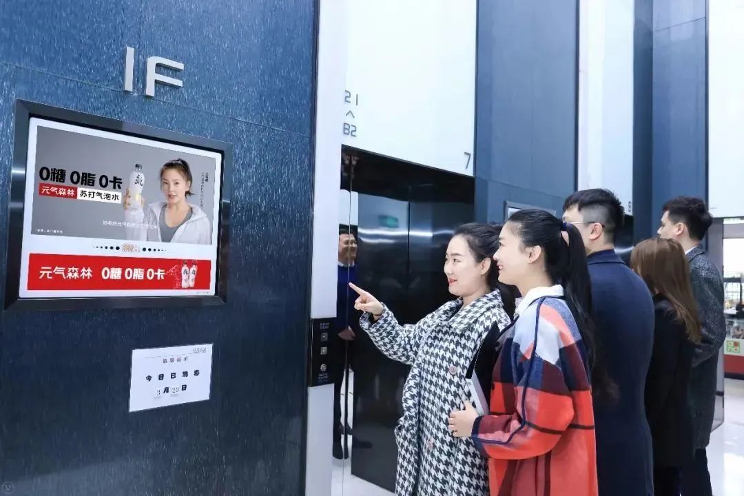 elevtor-dual-screen-digital-signage.jpg